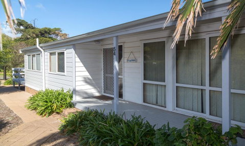 At The Beach - 54 Elizabeth Crescent - Accommodation Redcliffe 1