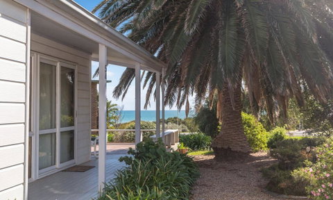 At The Beach - 54 Elizabeth Crescent - Accommodation Redcliffe 2
