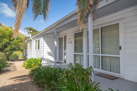 At The Beach - 54 Elizabeth Crescent - Accommodation Redcliffe 3