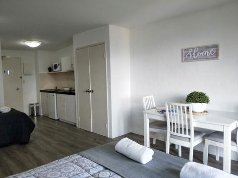 Atrium Private Stay Mandurah - Accommodation Redcliffe 2