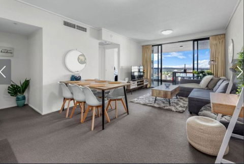 AU1 - Long Stay W Balcony RiverViews Fast WiFi - Accommodation Redcliffe 1
