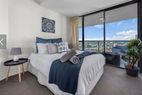 AU1 - Long Stay W Balcony RiverViews Fast WiFi - Accommodation Redcliffe 3