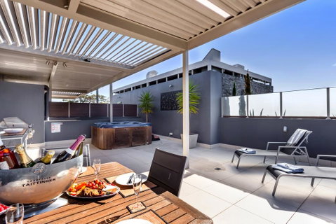 Aura 13 - Shoal Bay - Accommodation Redcliffe 2
