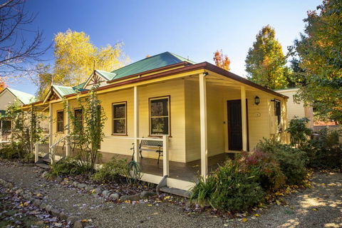 Autumn Beauty - Cottage 4 - Accommodation Redcliffe 2