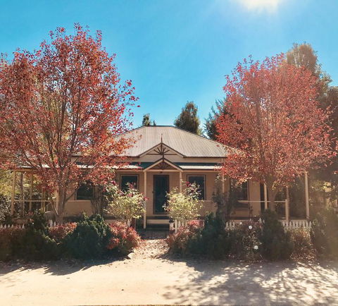 Autumn Beauty - Cottage 4 - Accommodation Redcliffe 1