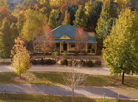 Autumn Beauty - Cottage 4 - Accommodation Redcliffe 0