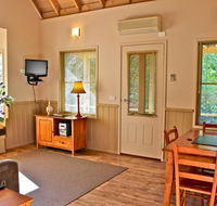 Autumn Leaf Cottage 1 - Accommodation Redcliffe