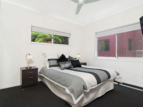 Avalon 3 - Views To Die For - Across The Road From Convent Beach - Accommodation Redcliffe 1