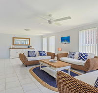 Azure Waters - perfectly positioned with ocean views - Accommodation Redcliffe