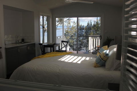 B & B On The Water - Accommodation Redcliffe 3