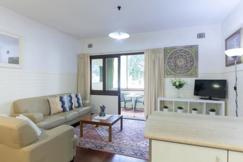 B2 Broadway Abode Close To Swan River, UWA & Hospitals - Accommodation Redcliffe 3