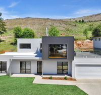 Balcony to Bogong - modern house ten minute stroll to town - Accommodation Redcliffe