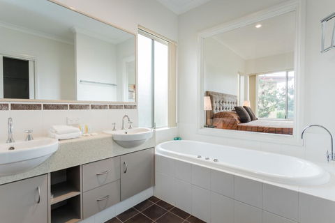 Banksia @ Cosy Corner - Accommodation Redcliffe 0