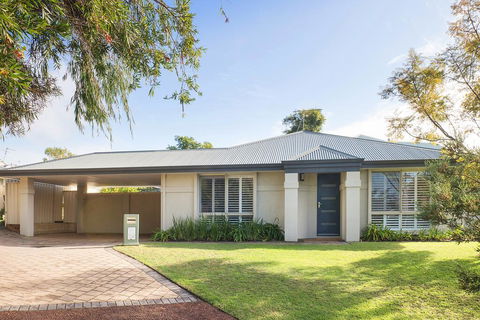 Barefoot Bungalow - Accommodation Redcliffe 0