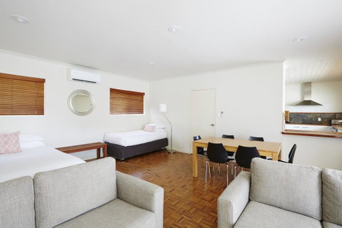 Bay Beach Motel - Accommodation Redcliffe 1