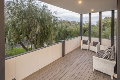 Bay View Retreat - Stunning Ocean Views And 300 Metres To Beach - Accommodation Redcliffe 3