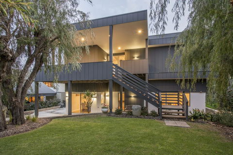 Bay View Retreat - Stunning Ocean Views And 300 Metres To Beach - Accommodation Redcliffe 0