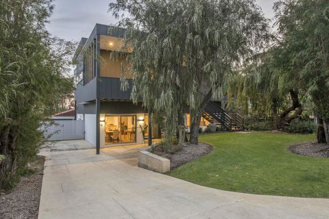 Bay View Retreat - Stunning Ocean Views And 300 Metres To Beach - Accommodation Redcliffe 1