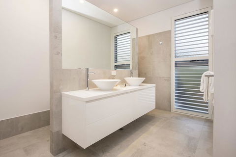 Bay View Retreat - Stunning Ocean Views And 300 Metres To Beach - Accommodation Redcliffe 2