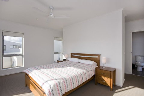 Beach & Golf Stays, Australia - Accommodation Redcliffe 3