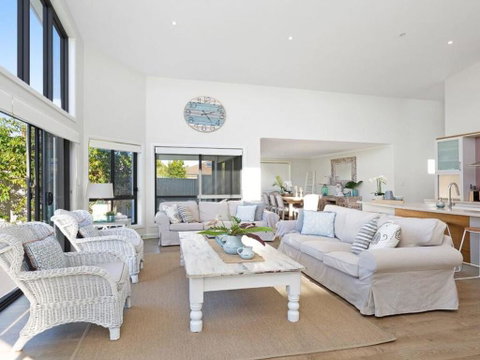 Beach 'Shac' On Parkway - Accommodation Redcliffe 0