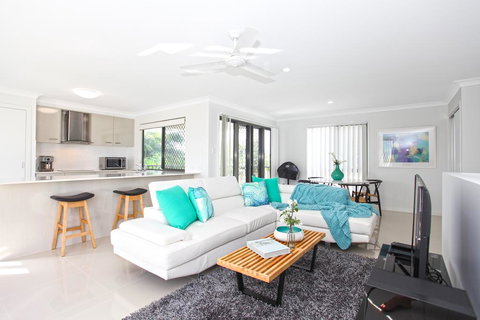 Beach Breeze Holiday House - Accommodation Redcliffe 0