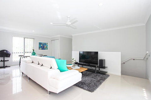 Beach Breeze Holiday House - Accommodation Redcliffe 2