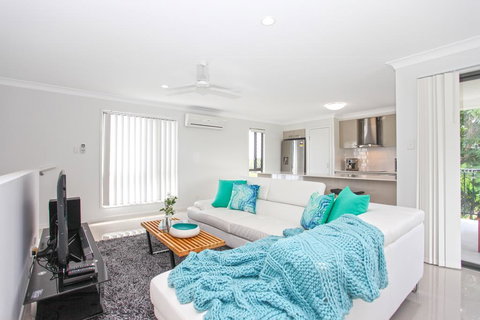 Beach Breeze Holiday House - Accommodation Redcliffe 1