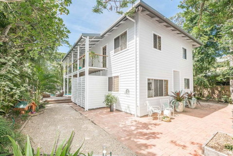 Beach Chalet - Accommodation Redcliffe 3