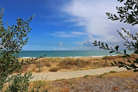 Beach Cottage In The Heart Of Mandurah - Accommodation Redcliffe 2