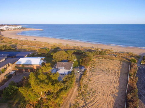 Beach Cottage In The Heart Of Mandurah - Accommodation Redcliffe 0