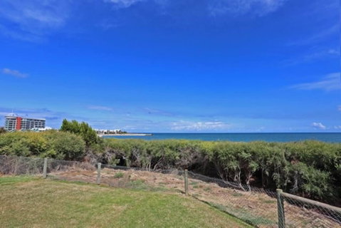 Beach Cottage In The Heart Of Mandurah - Accommodation Redcliffe 3