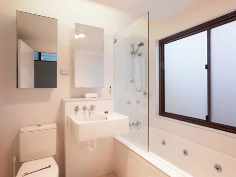 Beach House 7' 26 One Mile Close - Air Conditioned, Wifi, Foxtel, Linen - Accommodation Redcliffe 1