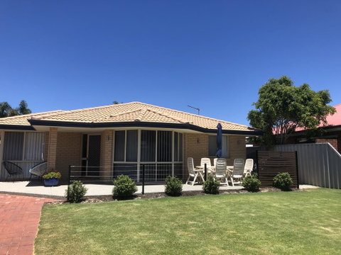 Beach House By The Bay - Accommodation Redcliffe 1