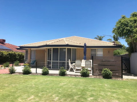 Beach House By The Bay - Accommodation Redcliffe 2