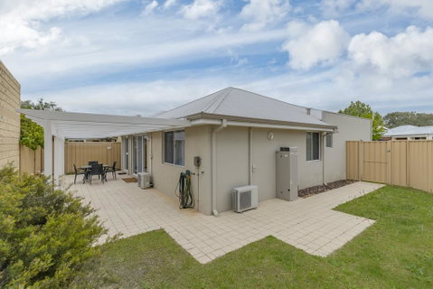 Beach Resort Chalet - Accommodation Redcliffe 3