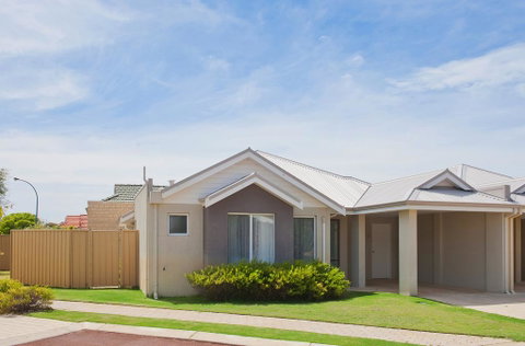 Beach Resort Chalet - Accommodation Redcliffe 1