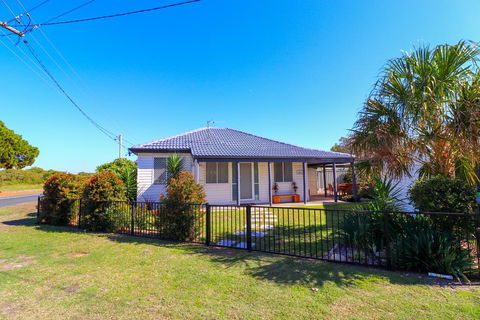 Beach Side Cottage At Blacksmiths - Accommodation Redcliffe 0