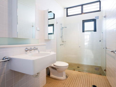 Beach View At One Mile', 8/26 One Mile Close - Infinity Complex Pool & WIFI - Accommodation Redcliffe 1