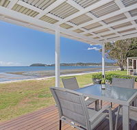 Beached Inn' 93 Foreshore Drive - Spacious beach front house - Accommodation Redcliffe