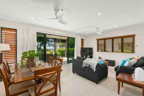 Beachfront Apartment With Ocean Views - Accommodation Redcliffe 2