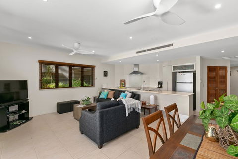 Beachfront Apartment With Ocean Views - Accommodation Redcliffe 3
