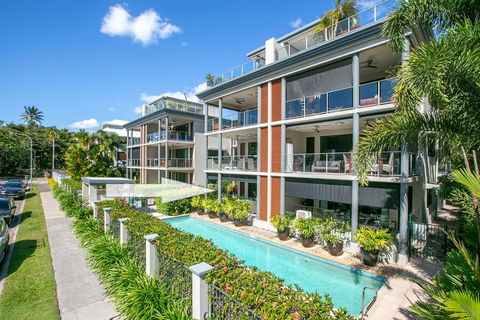 Beachfront Apartment With Ocean Views - Accommodation Redcliffe 1