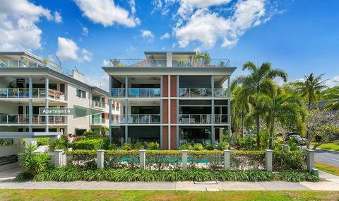 Beachfront Apartment With Ocean Views (4) - Accommodation Redcliffe 1