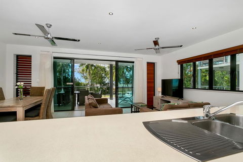 Beachfront Apartment With Ocean Views (4) - Accommodation Redcliffe 3