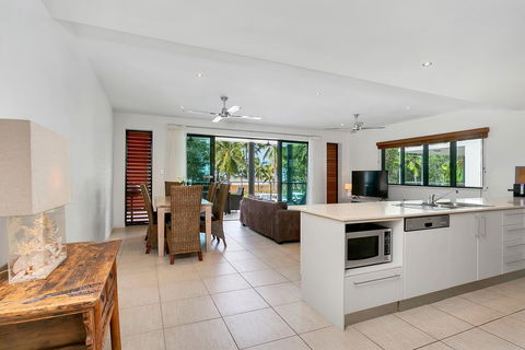 Beachfront Apartment With Ocean Views (4) - Accommodation Redcliffe 2