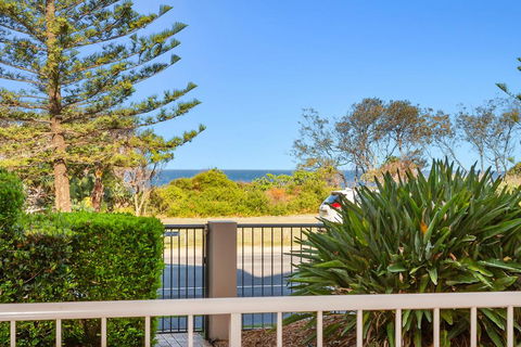 Beachfront On Marine - Accommodation Redcliffe 2
