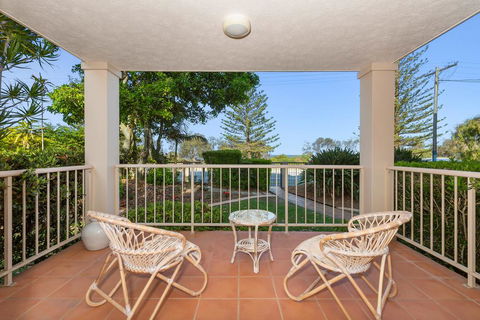 Beachfront On Marine - Accommodation Redcliffe 0