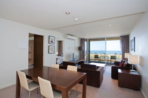 Beachfront Resort Torquay, Australia - Accommodation Redcliffe 3