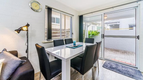 RED Rock - Townhouse In Town - Accommodation Redcliffe 1